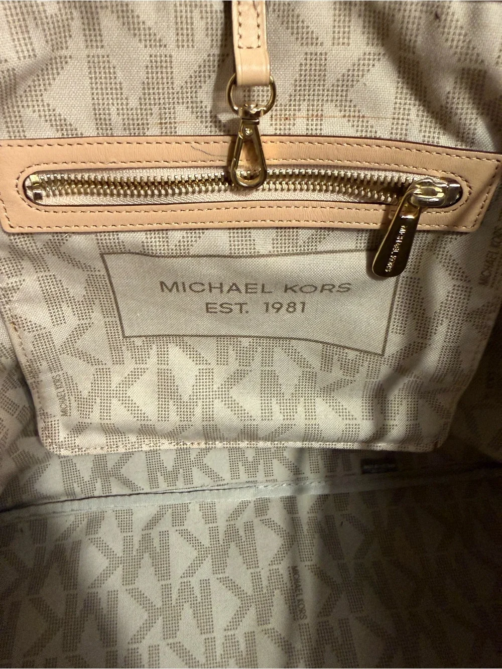 Michael Kors Jet Set Travel Tote - Picture 2 of 3